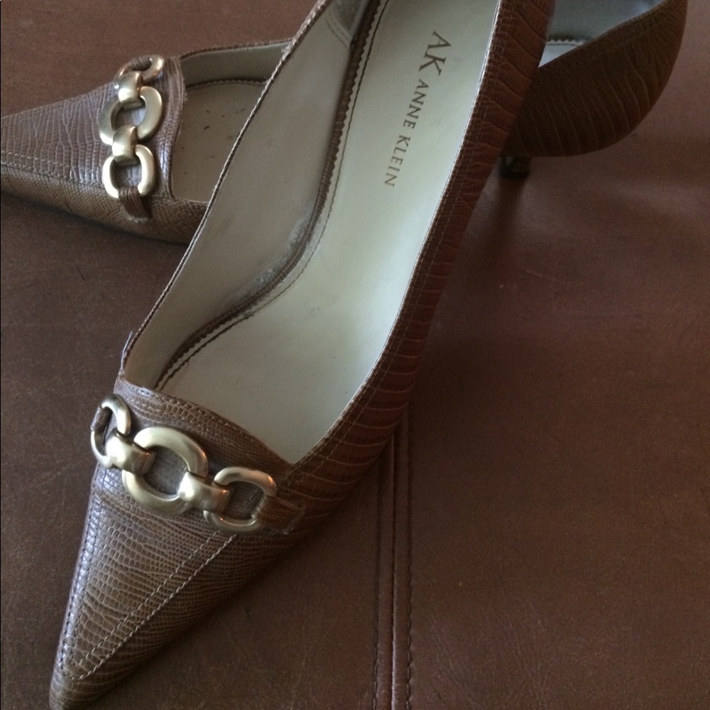 Anne Klein low heel shoe